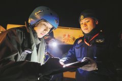 机械员抹去脸上的雨水